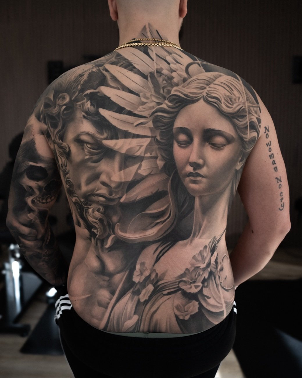Realism-ryggstycke byggt över flera sessioner hos Inkwise Tattoo Studio
