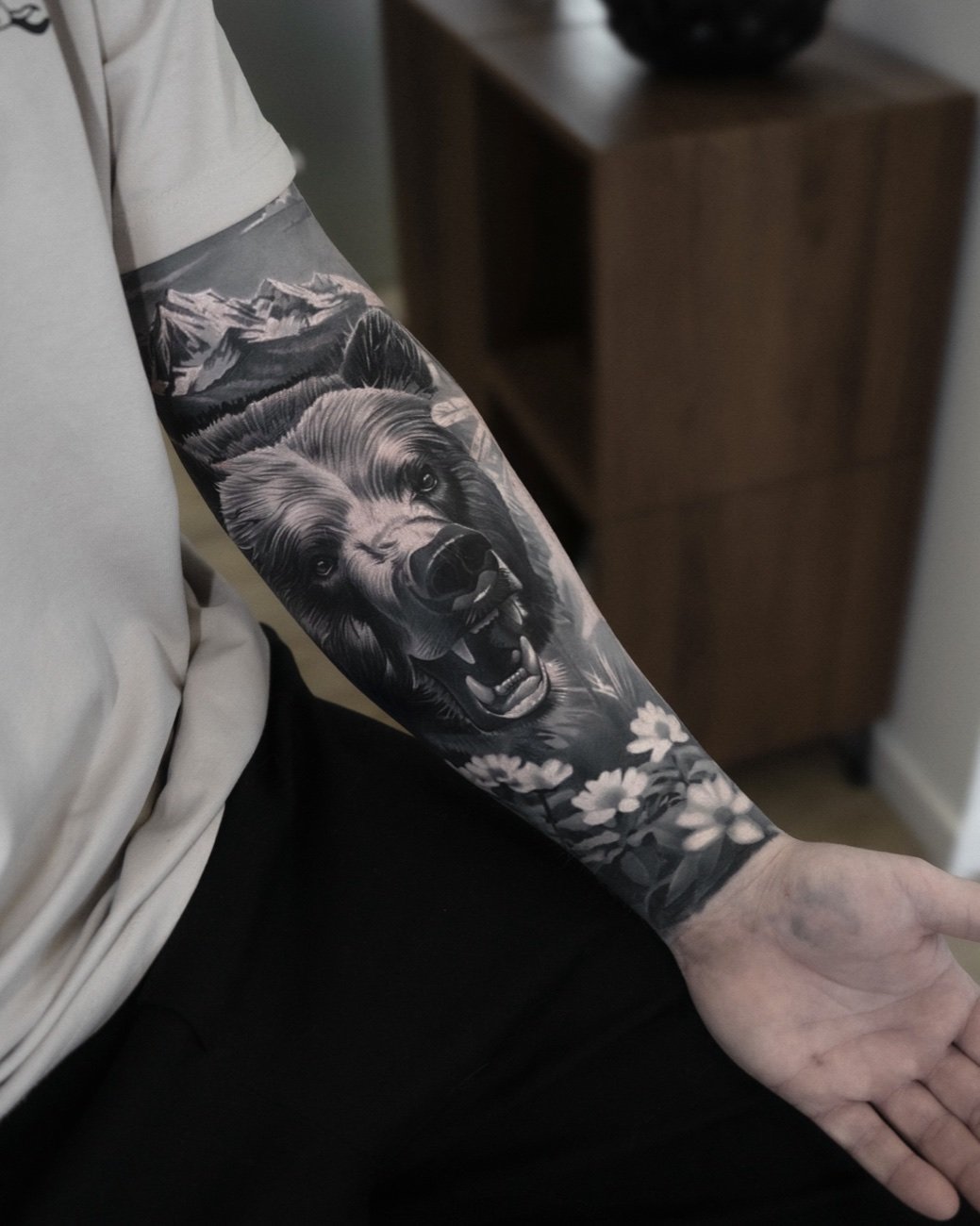 Realism-sleeve med en björn och blommor
