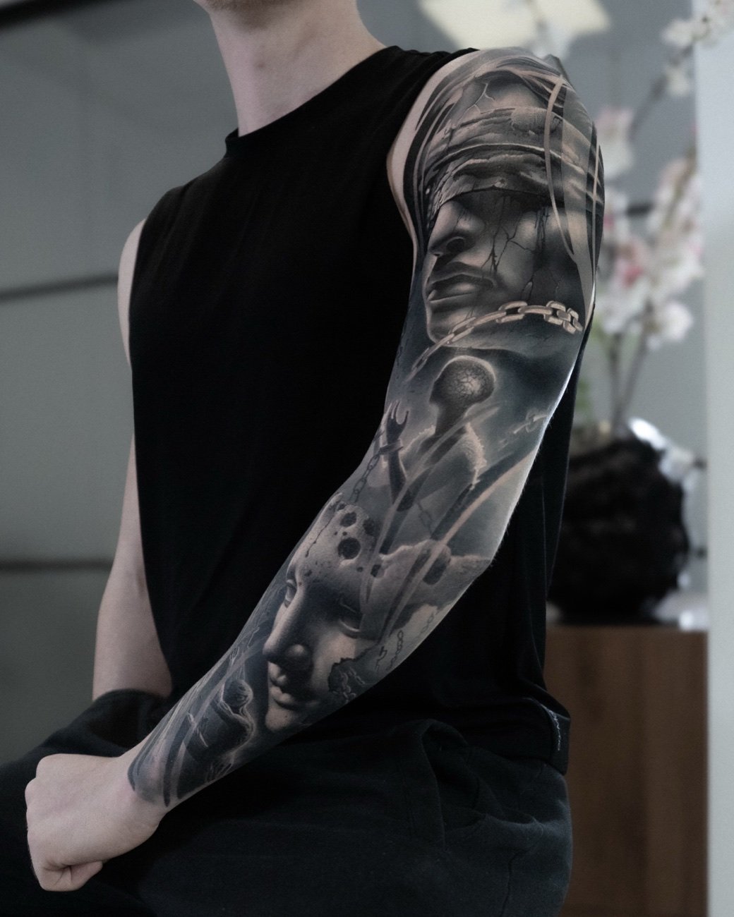 Futuristisk sleeve i svartgrå realism